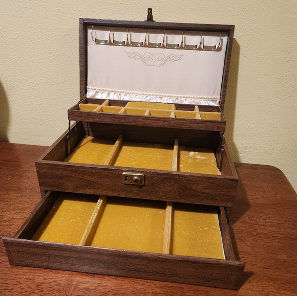 Vintage Mele 3 tier Jewelry Box - Picture 1 of 8
